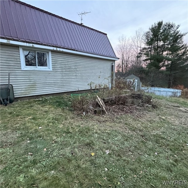 view of side of property featuring a lawn