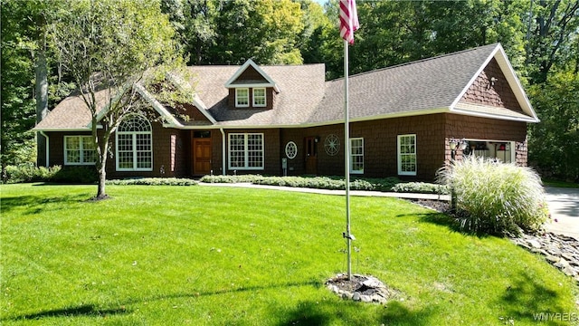 view of front of house featuring a front lawn