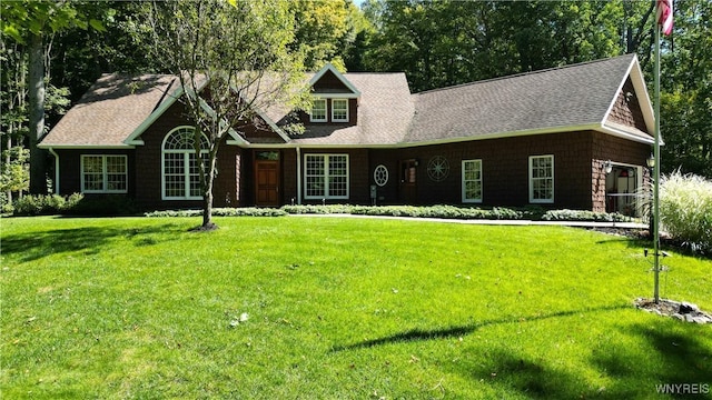 view of front facade featuring a front lawn