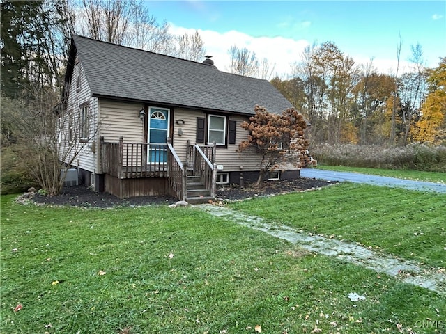 view of front facade featuring a front yard