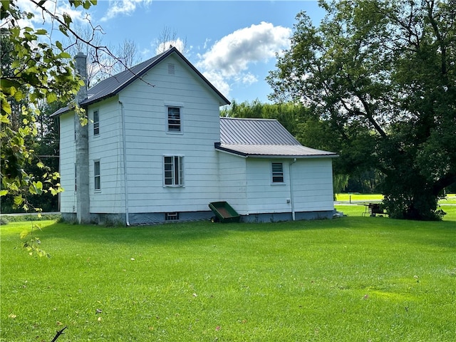 back of house featuring a yard