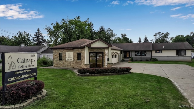 view of front of home featuring a front yard