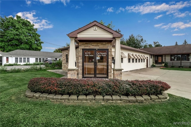 view of front facade with a front lawn