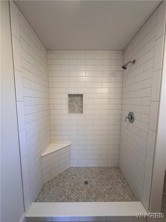 bathroom featuring tiled shower