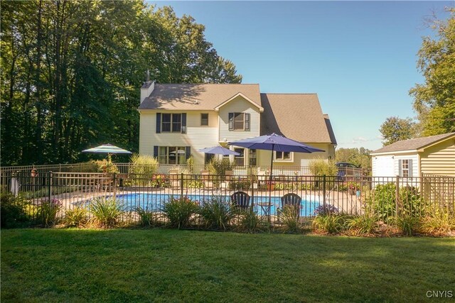 view of swimming pool featuring a yard