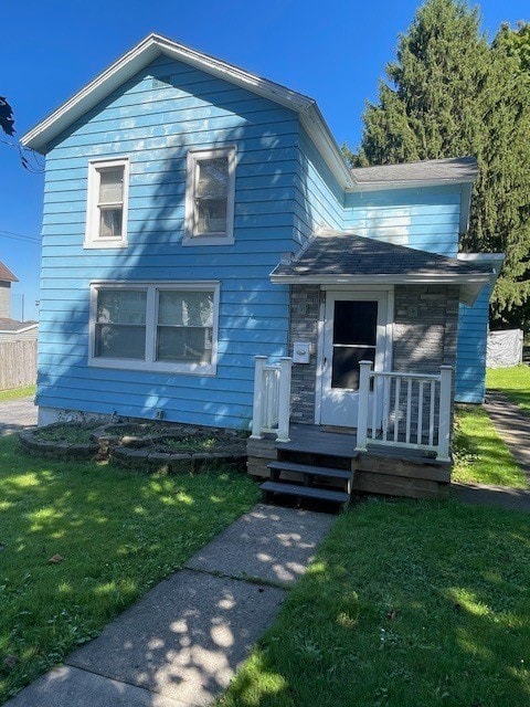 view of front facade with a front yard