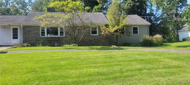 view of front of house featuring a front lawn