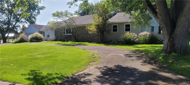 ranch-style home with a front yard