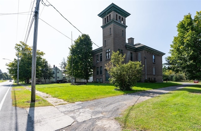 view of property's community featuring a lawn