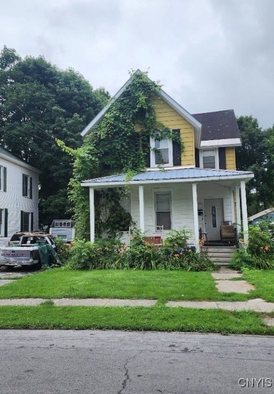 view of front of property with a front lawn and covered porch