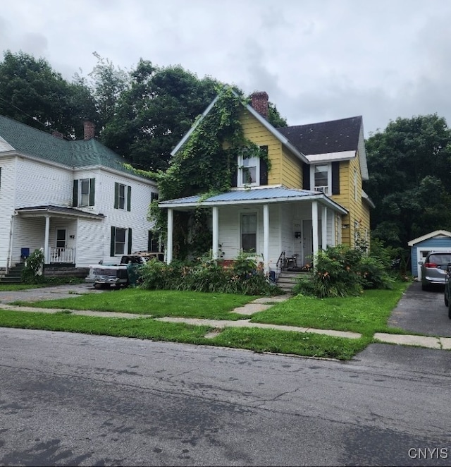 view of front of house featuring a porch and a front lawn