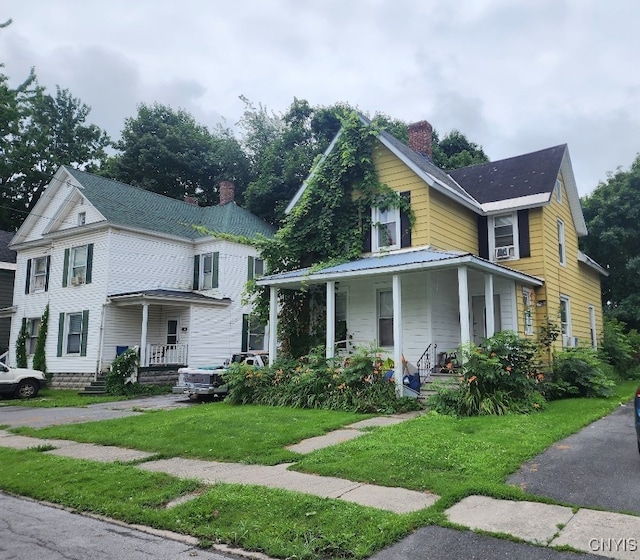 view of front of property with a front lawn and covered porch