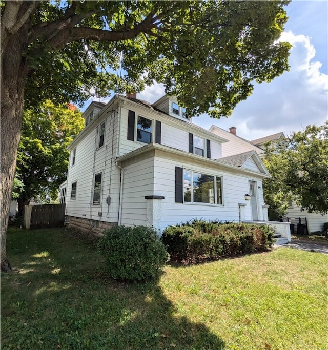 view of front facade with a front yard