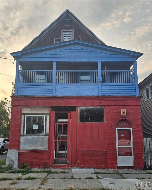 view of front of property featuring a balcony