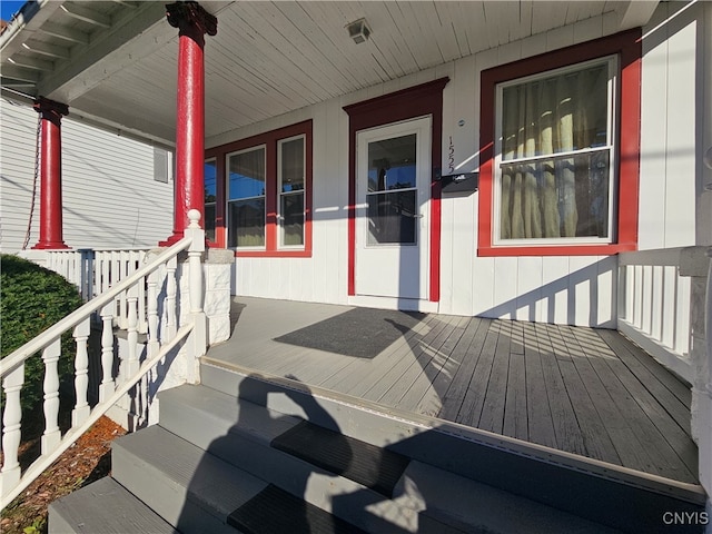 property entrance with covered porch