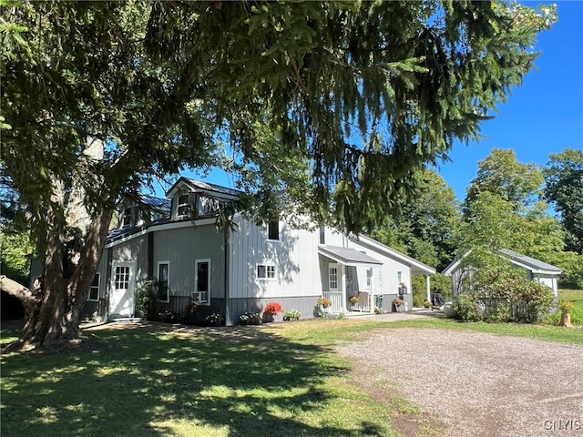 view of front of house with a front lawn