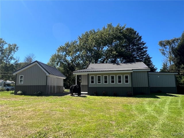 view of front of property featuring a front lawn