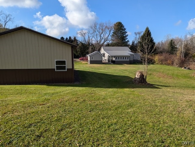 view of yard with an outbuilding