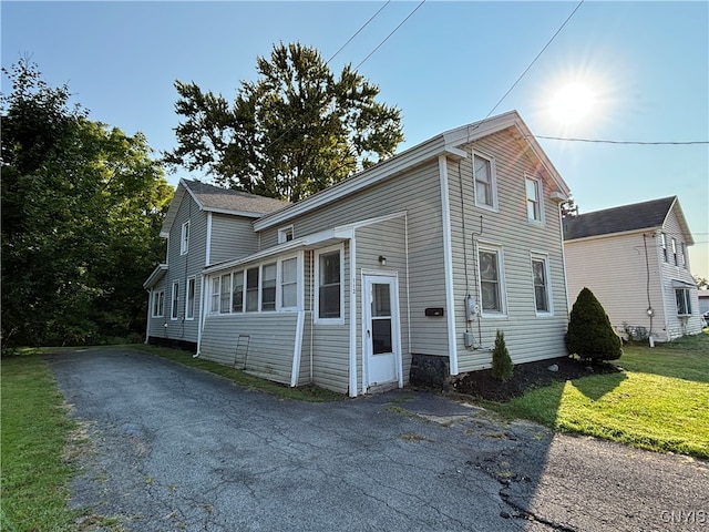 view of front facade with a front yard