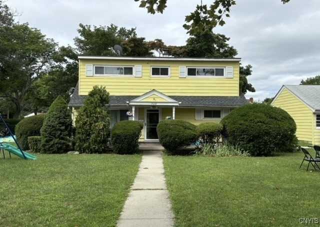 view of front facade with a front lawn