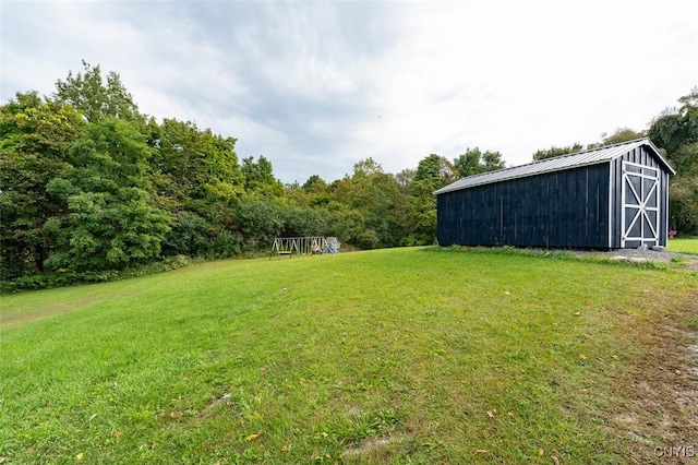 view of yard featuring an outbuilding