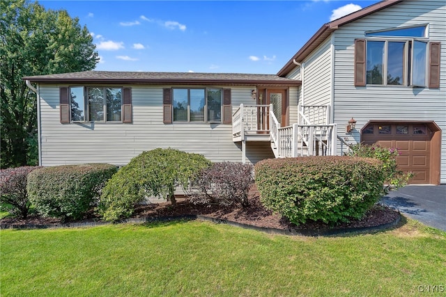 view of front of property with a front lawn