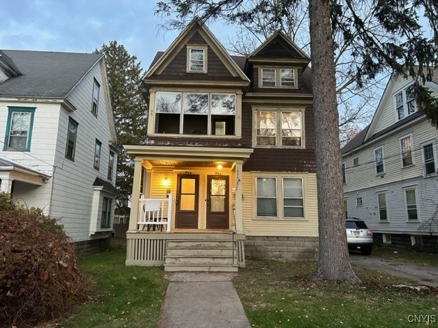 view of front of property with a front lawn and covered porch