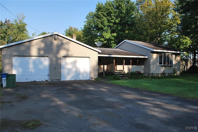 single story home featuring a porch and a front yard