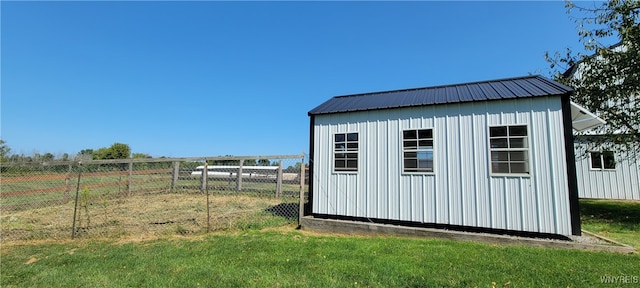 view of outdoor structure featuring a yard