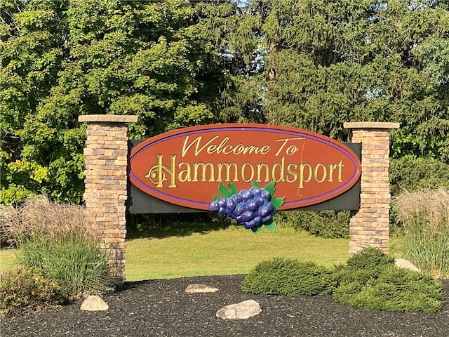 community / neighborhood sign featuring a lawn