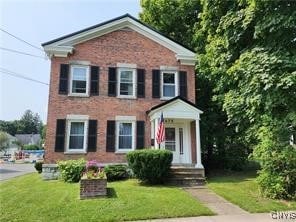 view of front facade with a front yard