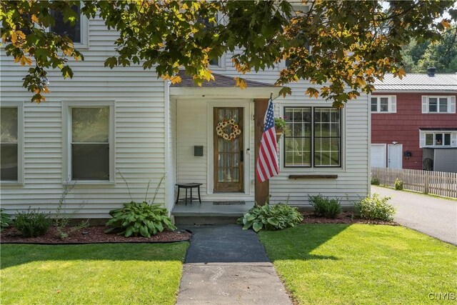 view of front facade with a front lawn