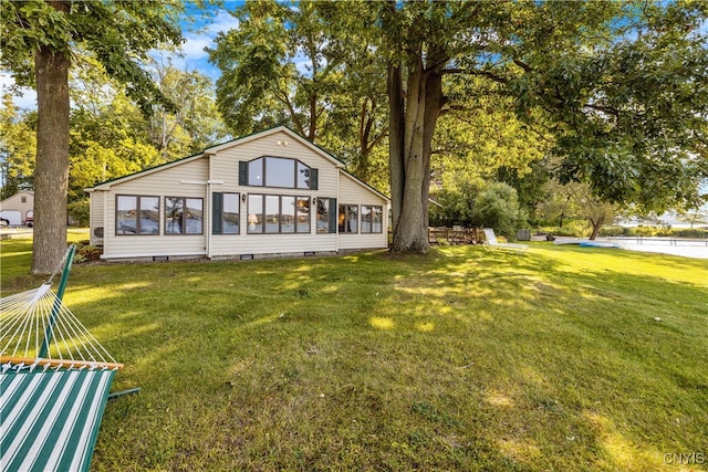 view of front of house featuring a front lawn