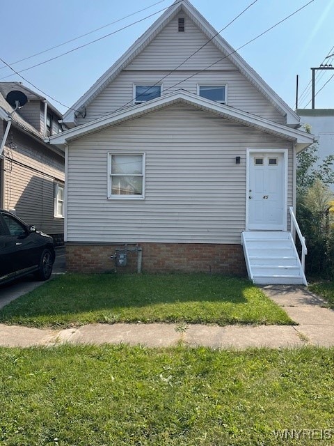 view of front of property featuring a front lawn