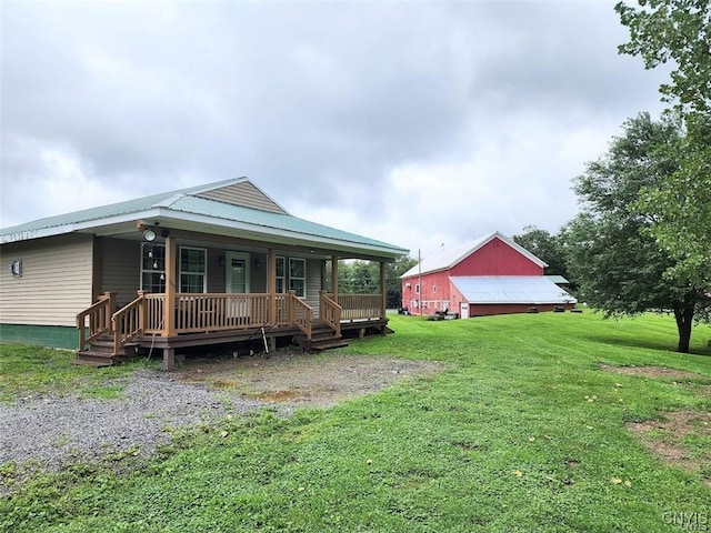 view of front facade featuring covered porch and a front yard