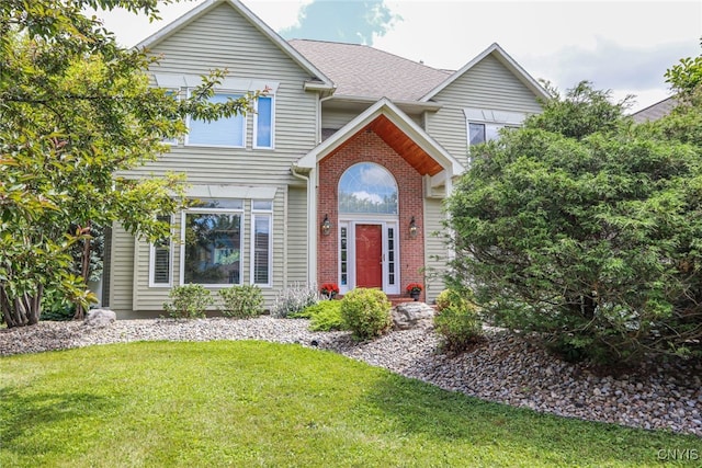 view of front of property featuring a front yard