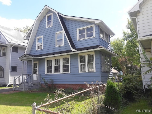 view of front of property featuring a front yard