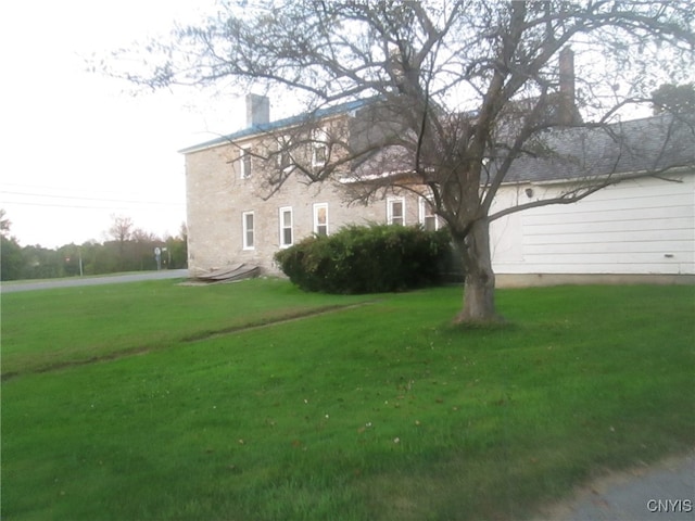 view of front facade with a front lawn