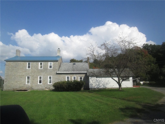 back of house featuring a lawn