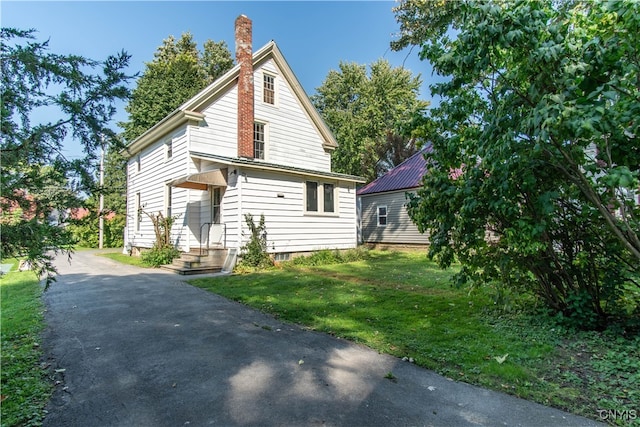 view of front of home with a front lawn