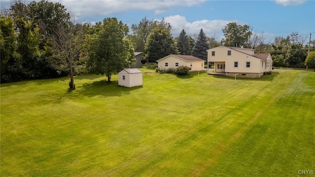 view of yard featuring a storage shed