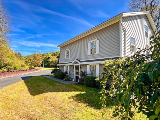 view of front of home featuring a front lawn