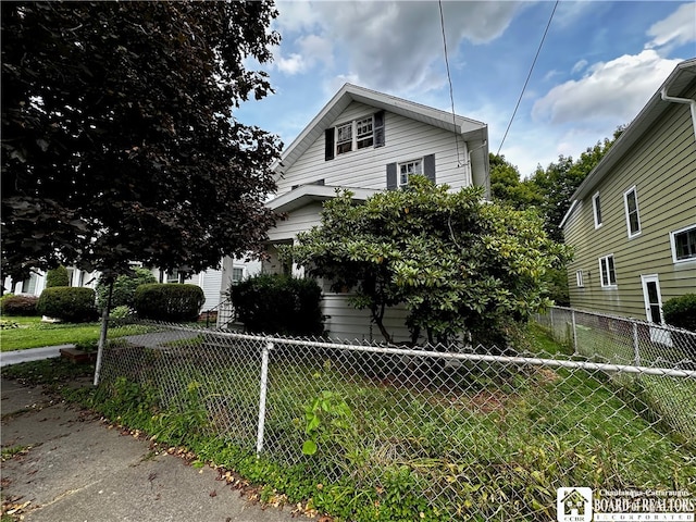 view of front of house with a front yard