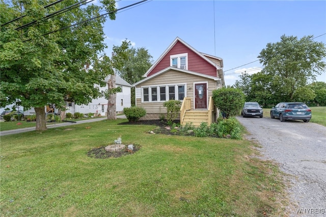 view of front of property featuring a front yard