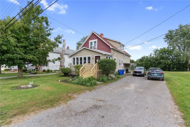 view of front of property featuring a front yard