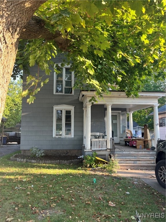 view of front facade featuring a front lawn and a porch