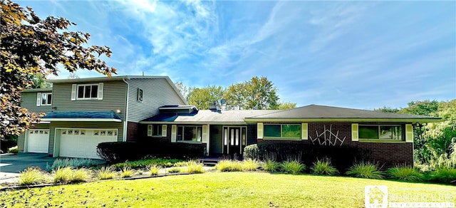 view of front facade featuring a garage and a front yard