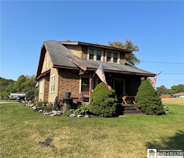 view of front of home featuring a porch and a front yard