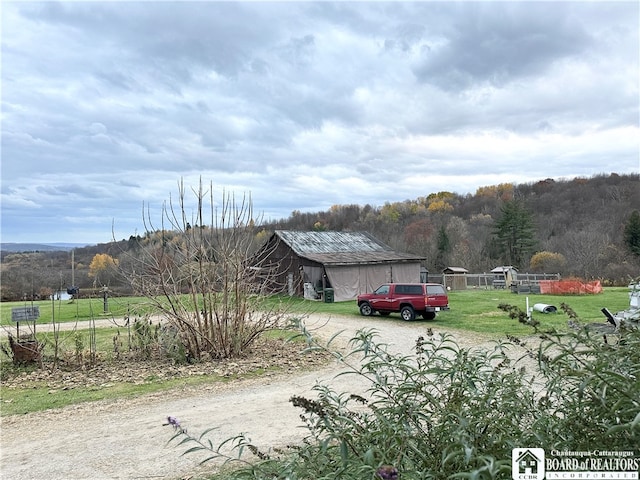 view of yard with an outbuilding