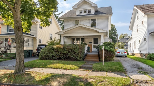 view of front of property featuring a front yard